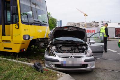Stuttgart-Vaihingen: PKW kollidiert mit Stadtbahn im Kreisverkehr